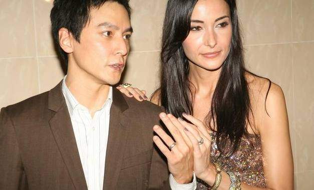 45岁吴彦祖与老婆嘟嘴卖萌，网友：夫妻脸似两个吴彦祖