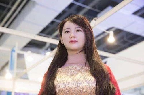 中国诞生第一个美女机器人,形象逼真酷似真人!
