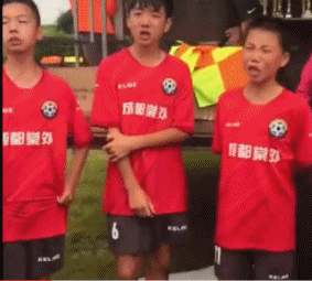 成都足协06梯队在法国夺冠 小球员高唱国歌激