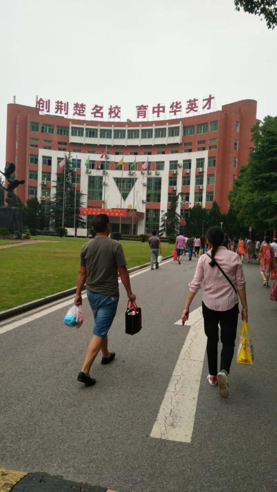 高考倒计时2天，实拍大冶一中“送饭大军”，莫名戳中泪点