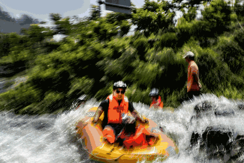 6月17日 第七届中国宜昌朝天吼 自然水域国际龙舟漂流大赛