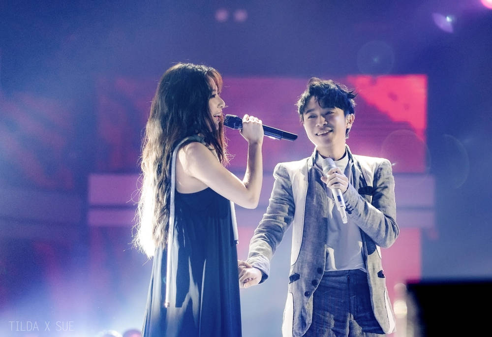 吴青峰田馥甄同台演唱,亲吻手指秀恩爱,网友:林