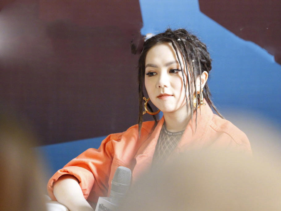 邓紫棋也赶时髦，刚换卷发又编脏辫，渔网背心配雨鞋好显瘦!