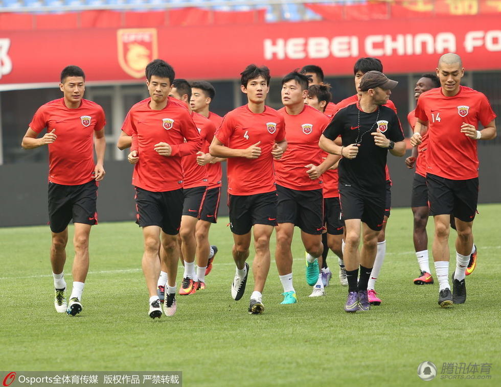 上港备战华夏 埃神出席发布会卖萌_学生时代网