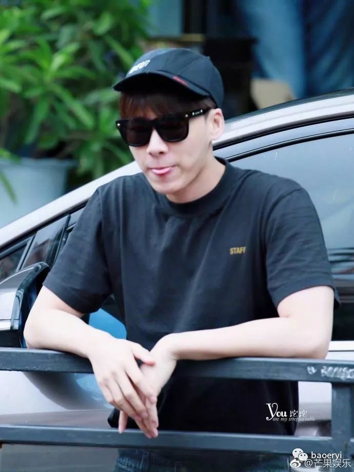 李易峰录完快本直奔机场火速闪人,吴昕请假缺