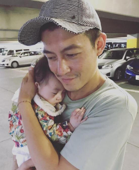 奶爸陈冠希晒女儿萌照幸福称:我老板!alaia扎冲