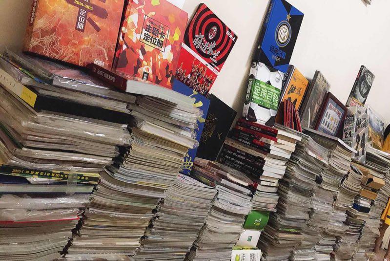 爱好收藏的球迷:家中近万本足球杂志 为足球藏
