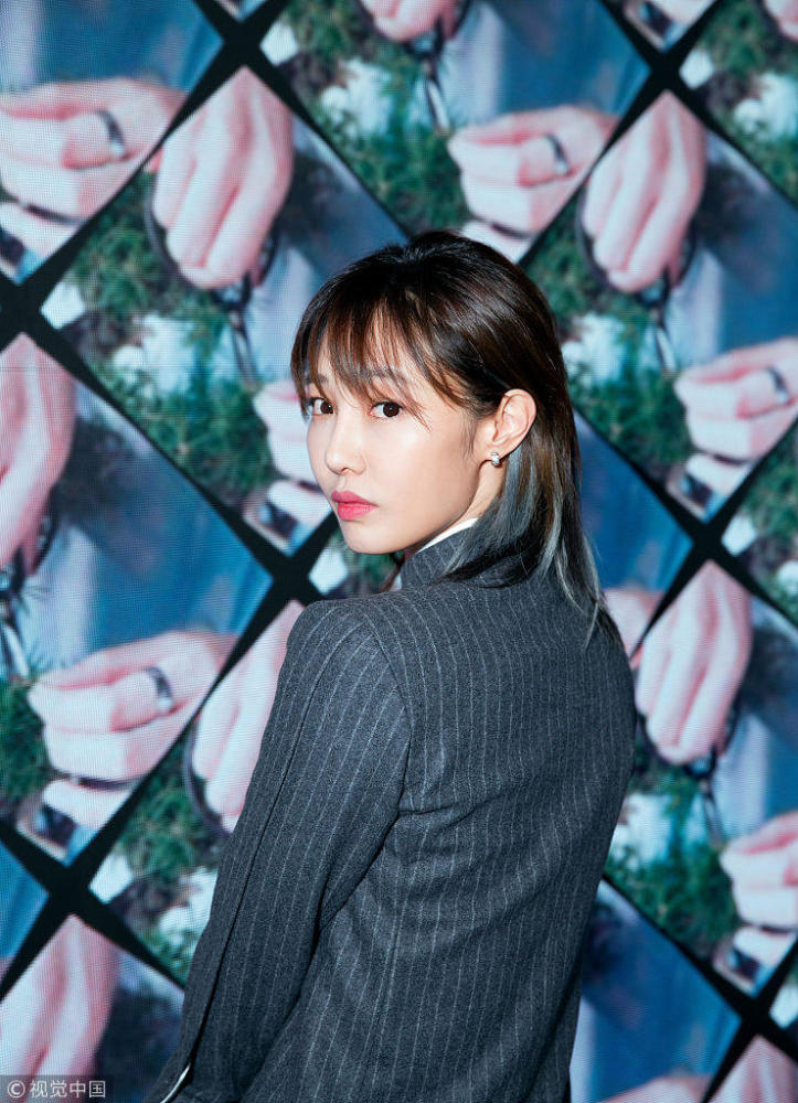 白百何以新发色亮相香奈儿体验展 条纹套装尽