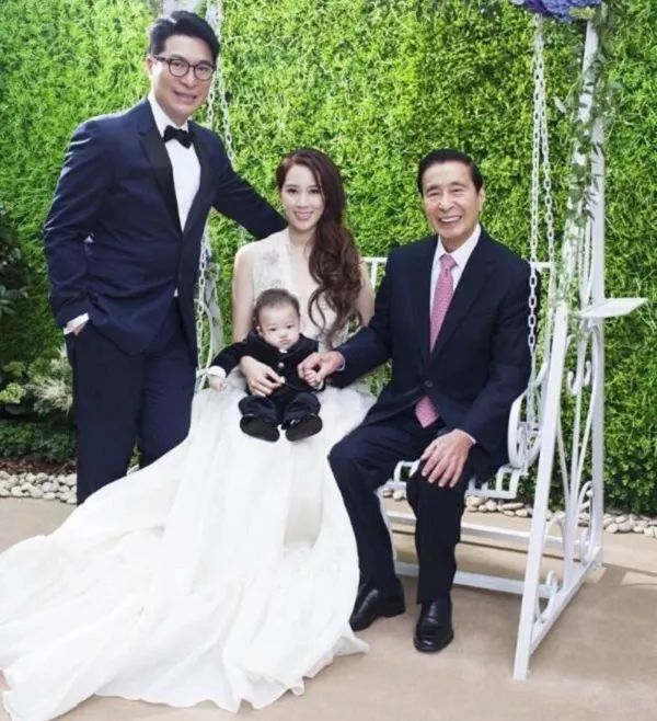 斗罗h绝世大乱配 35岁千亿媳妇徐子淇八年生四胎 终于宣布封肚 千亿媳妇 徐子淇偕丈夫李家诚 天鹏热点吧