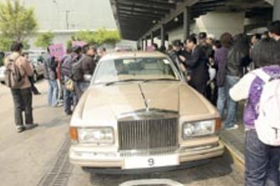 杨受成其实有不少豪车,除了劳斯莱斯,他还有宾利,宝马,丰田等车子,但