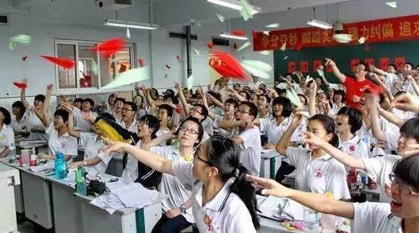 25个高考的故事：没有白填的考卷，只有遗憾的青春……