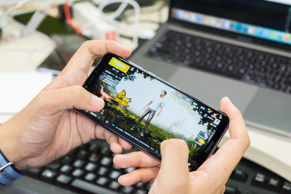 荣耀Play新技术真厉害?小米8\/华为P20P来PK