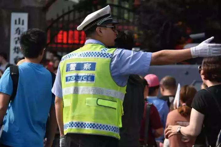 ↓莱山一中考点外,警察叔叔在站岗