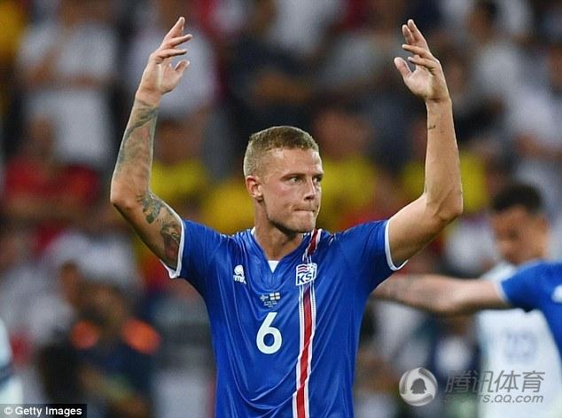 欧洲杯蹿红球星遭英超哄抢 2人尚待业_学生时