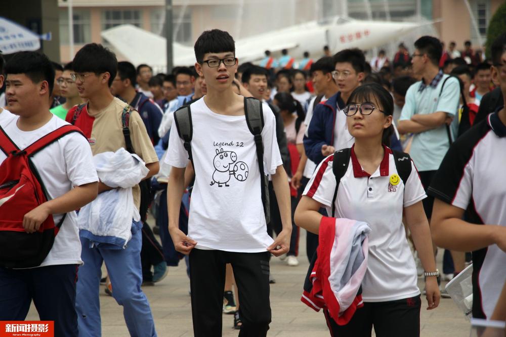 00后考生集体穿社会人T恤高考,从容赴考彰显个