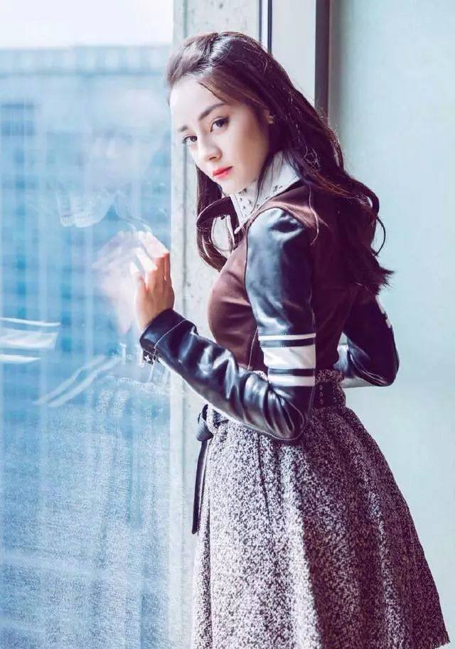 迪丽热巴身穿300块吊带裙配人字拖度假!女神也