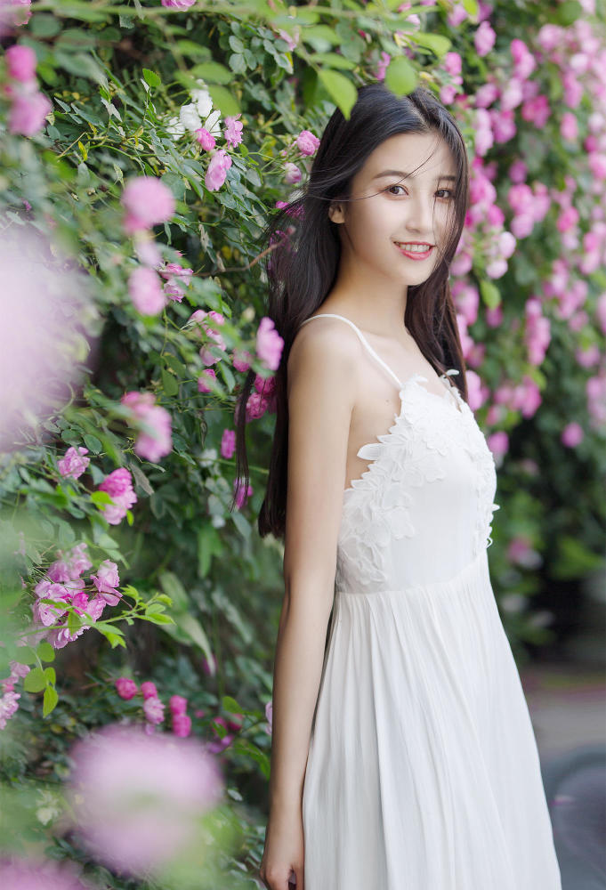 小柚校花:纯净美好的阳光少女 眼带笑意