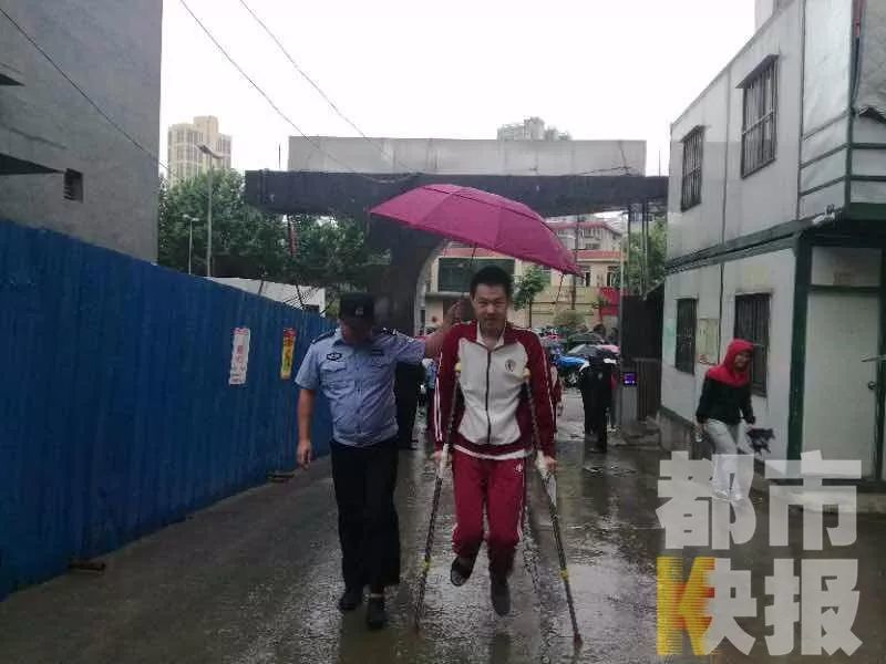 高考带队老师睡过头,监考老师堵路上,西安考场