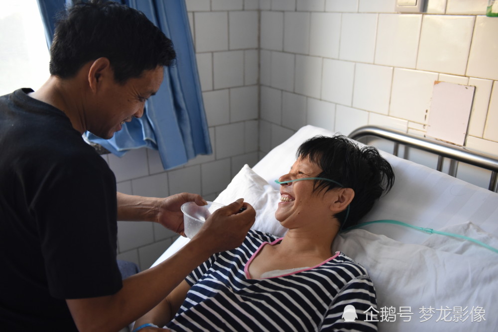 夫妻俩患癌症 家中俩孩无人照料清水煮面填肚