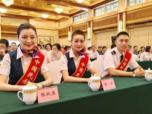 川航备降航班机组获中国民航英雄机组称号