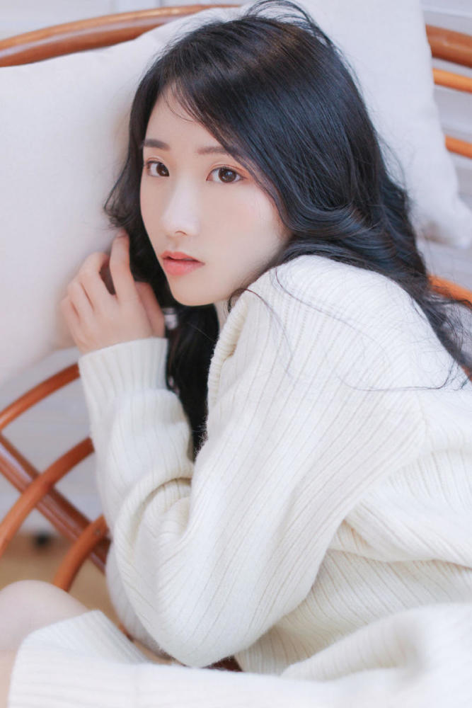 居家素颜长腿美女,姑娘皮肤真白,好羡慕!