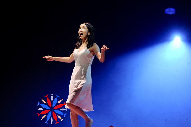 娄艺潇音乐剧公演,舞姿身材很吸睛,超高发际线