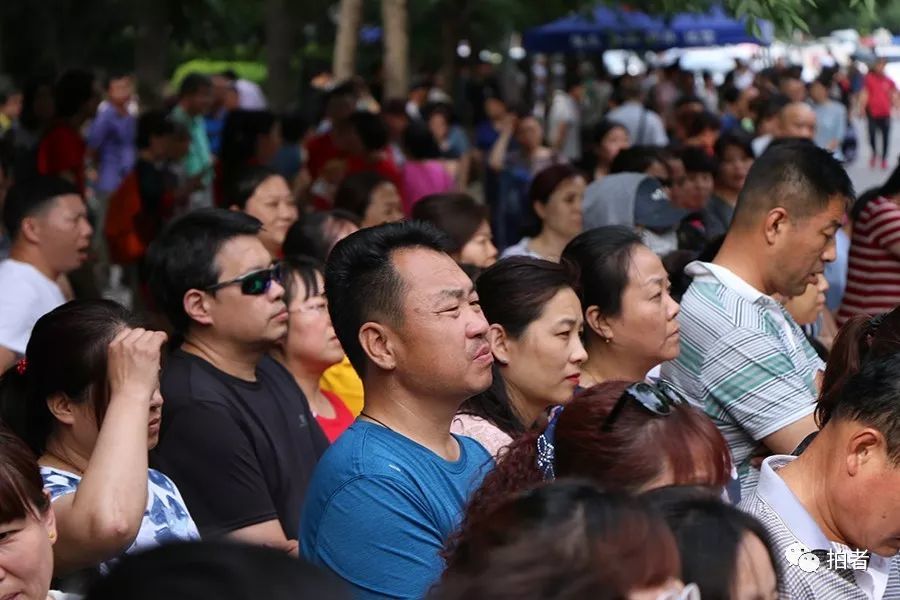 △ 家长焦急等待孩子.(北京·工大附中 摄影/实习生陈骜婷)