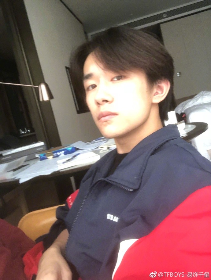 易烊千玺为了高考有多拼?看看他的行李箱就知