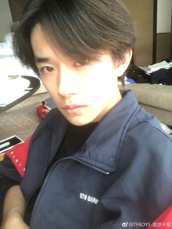 易烊千玺为了高考有多拼?看看他的行李箱就知