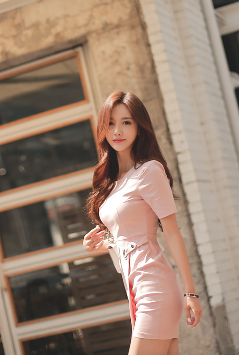 美女写真:穿简约穿搭连衣裙的美女,很艳丽