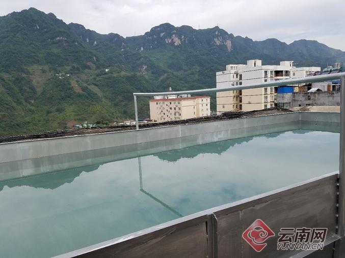 最牛违建!男子在住宅楼屋顶建游泳池遭举报 储