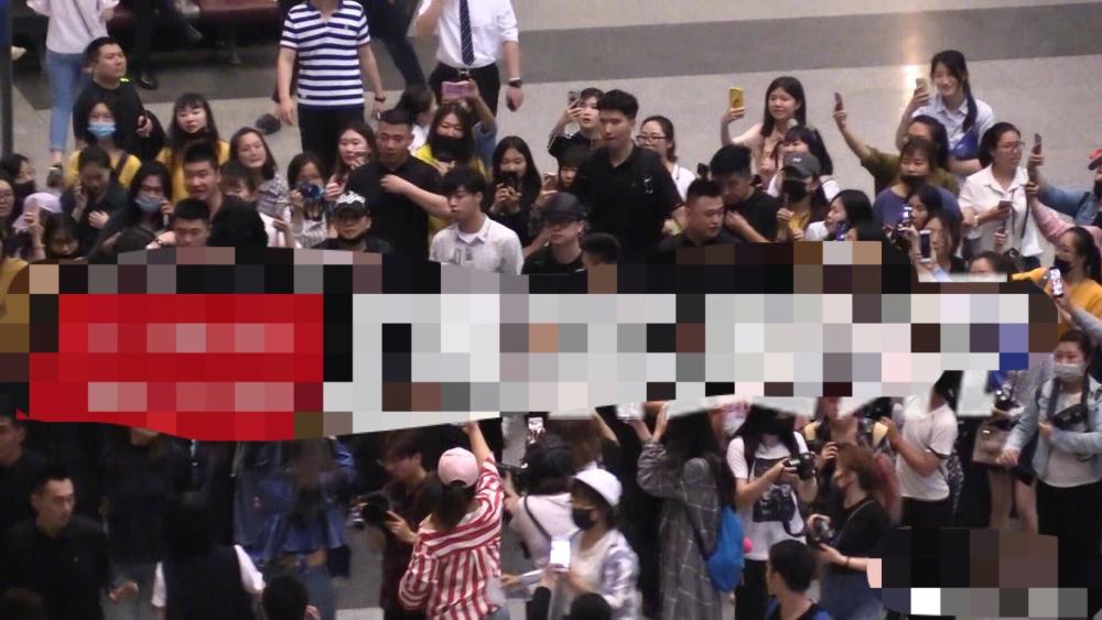 陈立农人气爆棚机场遭粉丝围堵 十几名黑衣壮