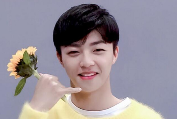 陈立农人气爆棚机场遭粉丝围堵 十几名黑衣壮