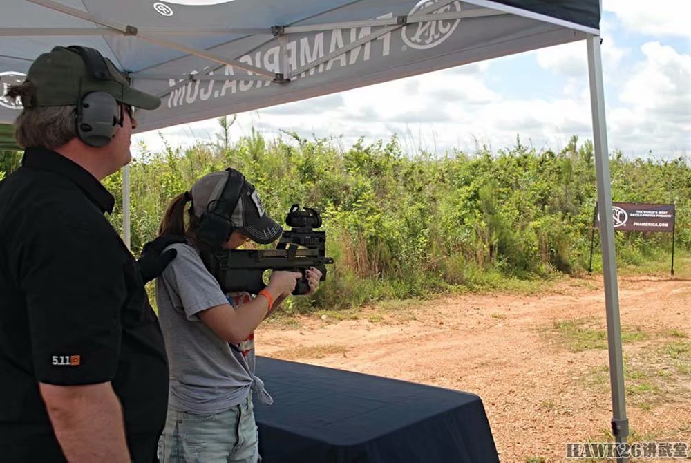 美国土豪枪迷聚会:昂贵的FN SCAR步枪是门票