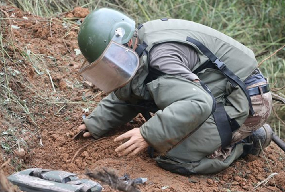 战场上如果踩到地雷,脱鞋放上石头就会没事吗?这种做法太天真了