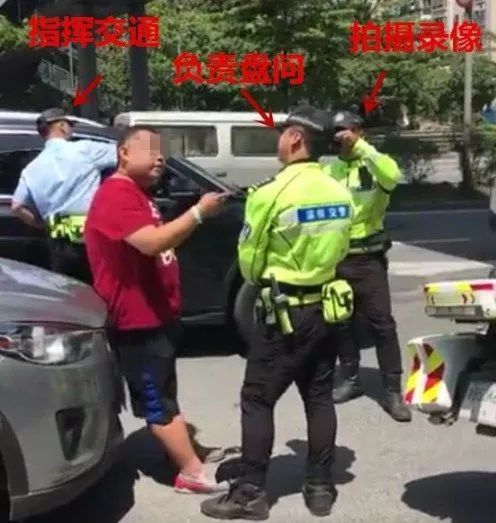 警察执勤中被捏睾丸 严惩嫌疑人之外 更要学习 教科书式 执法配合 警察教科书式执法视频 警察教科书般执法 警察教科书级执法视频 航菲自媒体