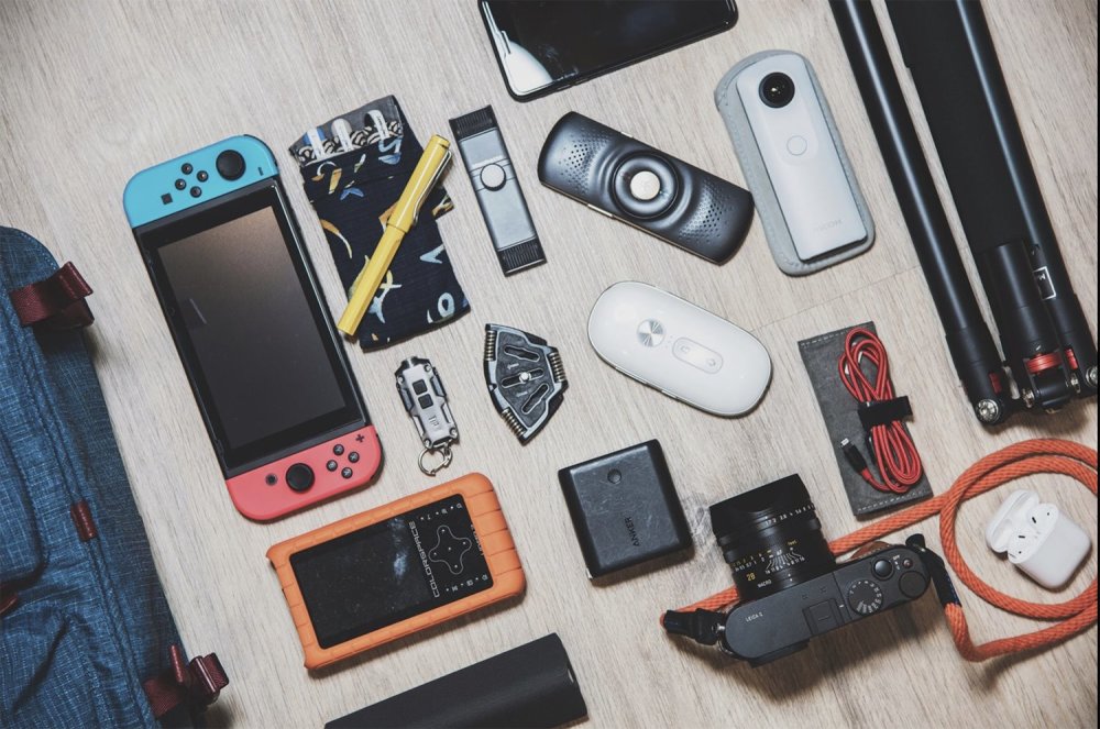 女明星的化妆包,哪有摄影师的相机包精彩!