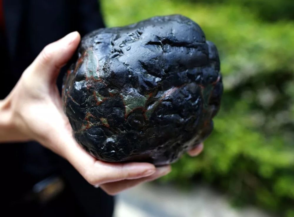 最近好多人在云南捡陨石,爆炒到一克5万!专家:只值1元