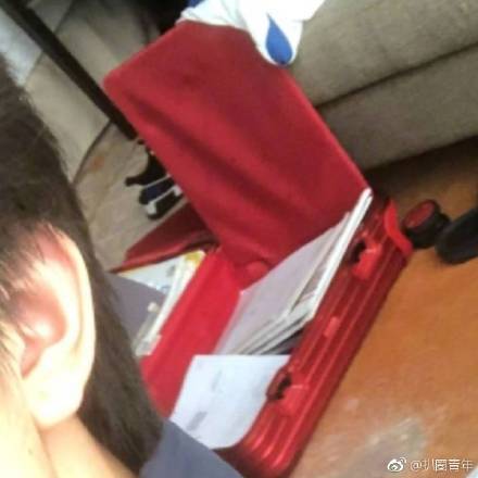 易烊千玺为了高考有多拼?看看他的行李箱就知