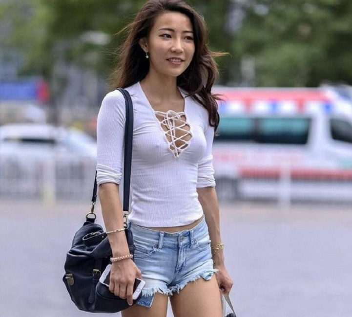 夏天美女不喜欢穿内衣_不准美女穿内衣图片(3)