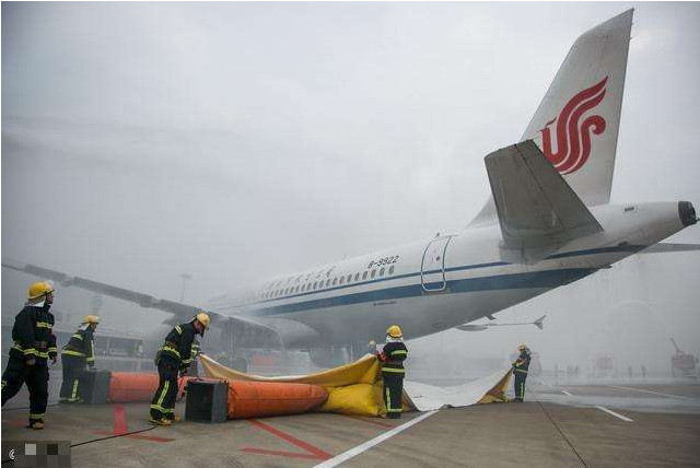 客机在空中遭遇险情,机长紧急迫降成功,国家奖