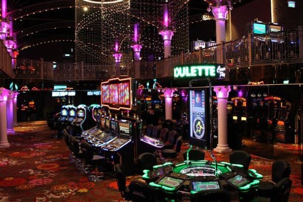 等飞机不无聊 全球七大好玩机场!