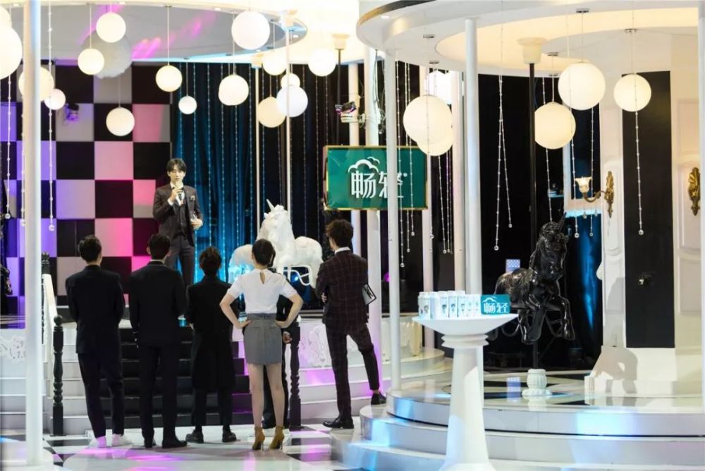 邓伦《我是大侦探》牵手张韶涵发糖不停 吴磊