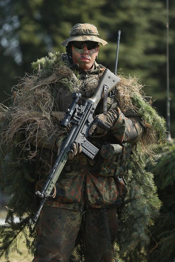 德军第371装甲步兵营狙击手装备高精度g3步枪. (来自:综合)