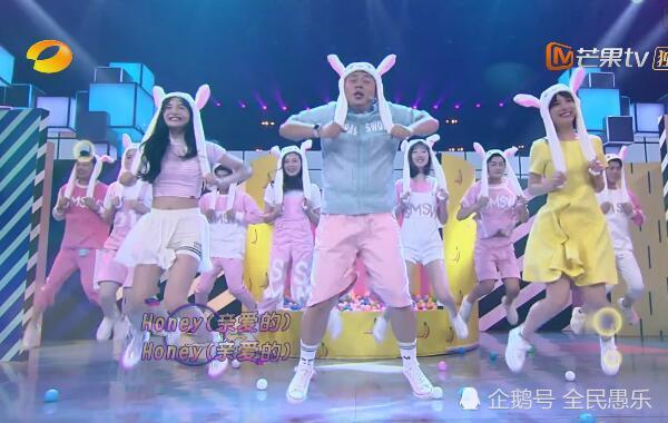 周洁琼戴兔子帽跳舞好可爱,可网友的注意力却