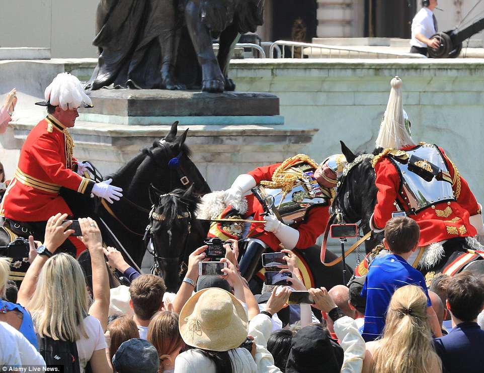 英女王生日庆典79岁前陆军元帅跌落马下被紧