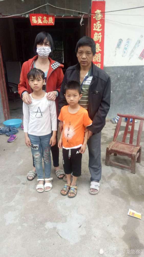 癌症夫妻丢下儿女 11岁姐姐给弟弟做饭洗衣只