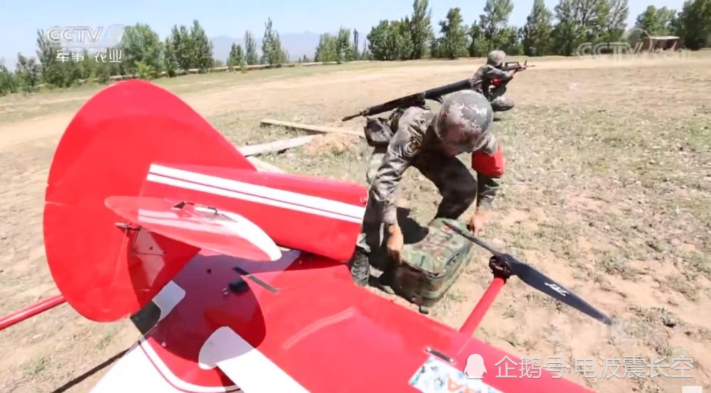 解放军这次无人军演厉害了:搬弹药、运伤员,