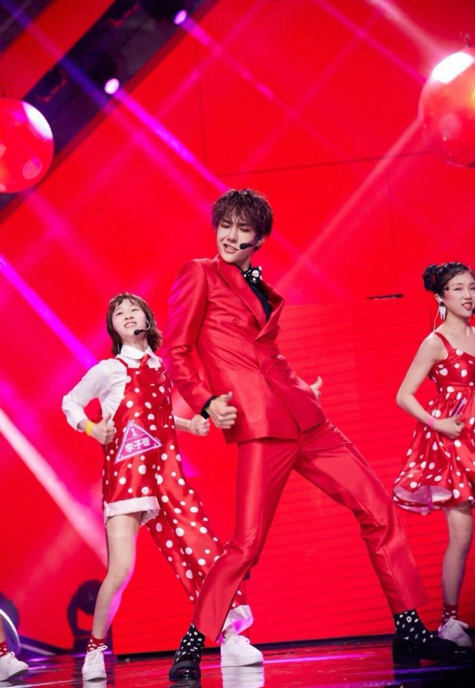 胡一天发传单,熊梓淇伴舞,这期《创造101》有