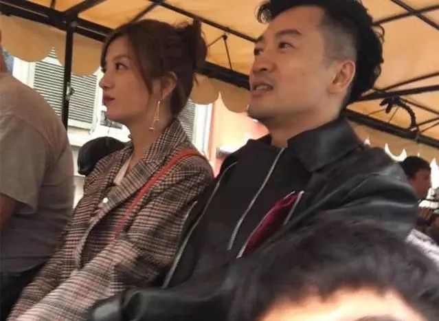 苏有朋、赵薇为时尚杂志拍摄封面，苏有朋的手势赵薇的眼神是亮点